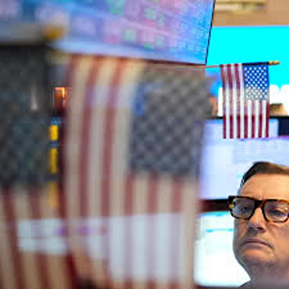 Wall Street Holds Steady Earnings Fed