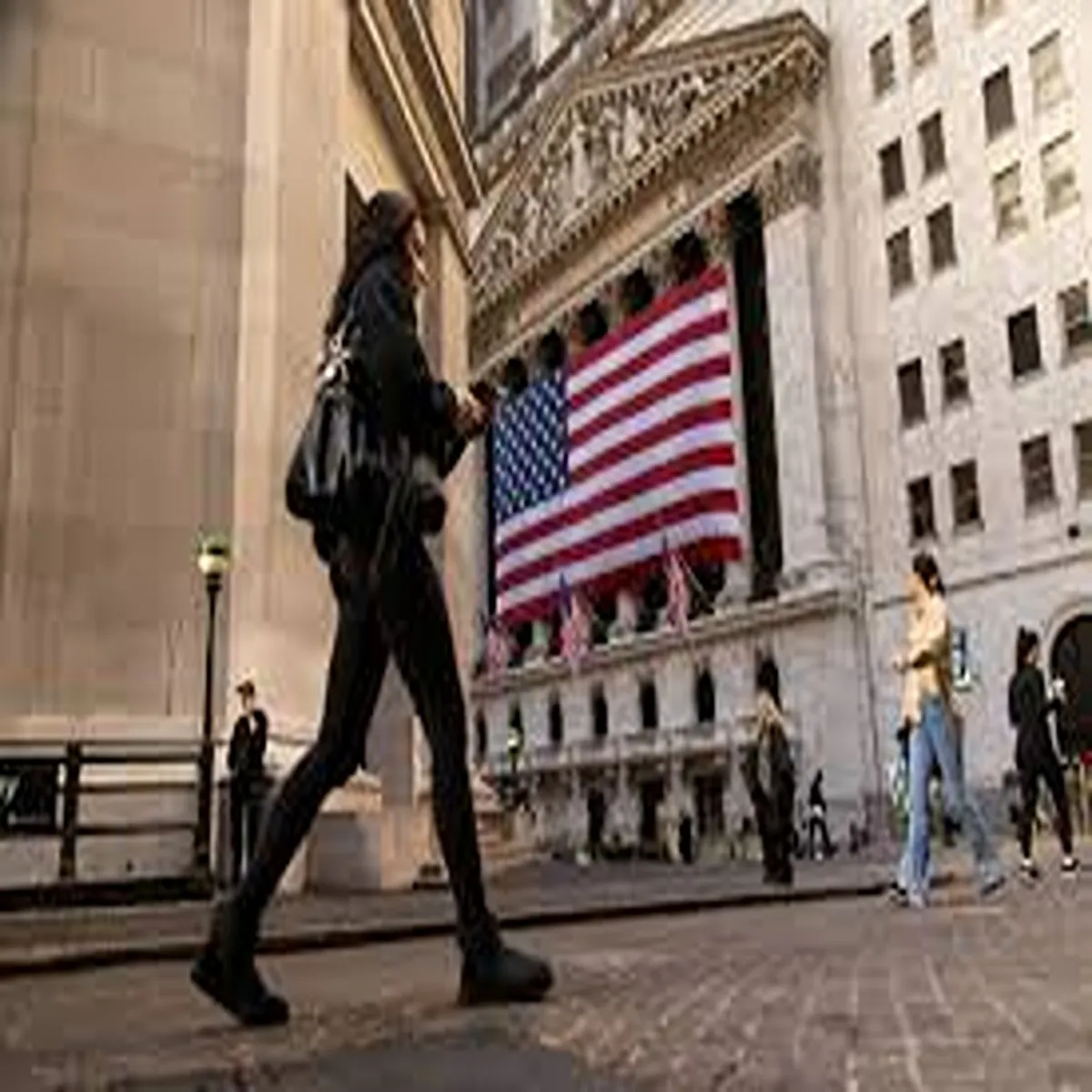 Wall Street Holds Steady Earnings Fed