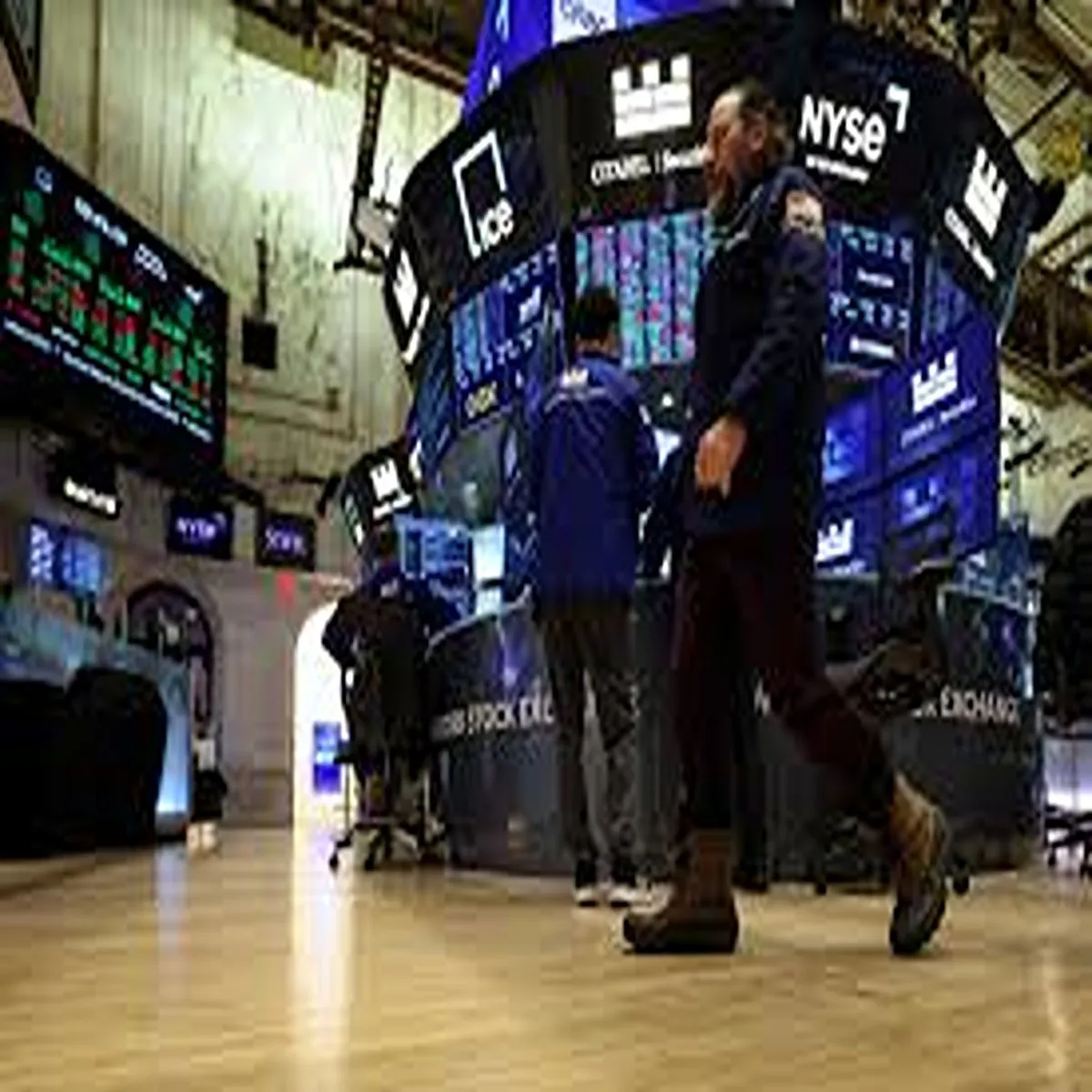 Wall Street Holds Gains Investors Track